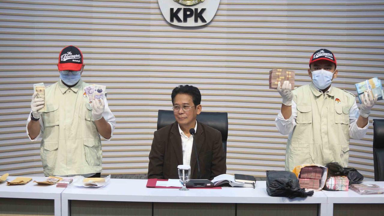 FOTO: Baru 9 Bulan Jadi Gubernur, Abdul Wahid Digelandang KPK dalam Kasus Pemerasan