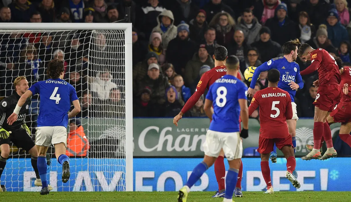 Pemain Liverpool Roberto Firmino (kanan) mencetak gol ke gawang Leicester City pada pertandingan Liga Inggris di King Power Stadium, Leicester, Inggris, Kamis (26/12/2019). Liverpool menang 4-0. (Oli SCARFF/AFP)