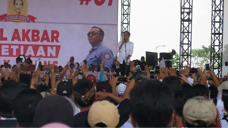 Capres nomor urut 01 Jokowi menyapa relawan di Bandung, Jawa Barat.