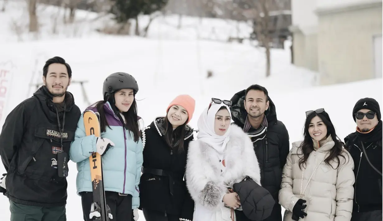 Puffy jacket menjadi andalan yang sempurna untuk dipakai sat berlibur. Kamu bisa memaksimalkan gaya dengan pilihan warna agar tampilan terlihat lebih optimal. [Foto: Instagram/ Syahnaz Sadiqah]