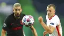 Gelandang Atletico Madrid, Yannick Carrasco berebut bola dengan pemain RB Leipzig, Lukas Klostermann pada perempat final Liga Champions di stadion Jose Alvalade di Lisbon, Portugal, Kamis, (13/8/2020). RB Leipzig menang tipis 2-1 dan melaju ke semifinal. (Miguel A. Lopes/Pool Photo via AP)