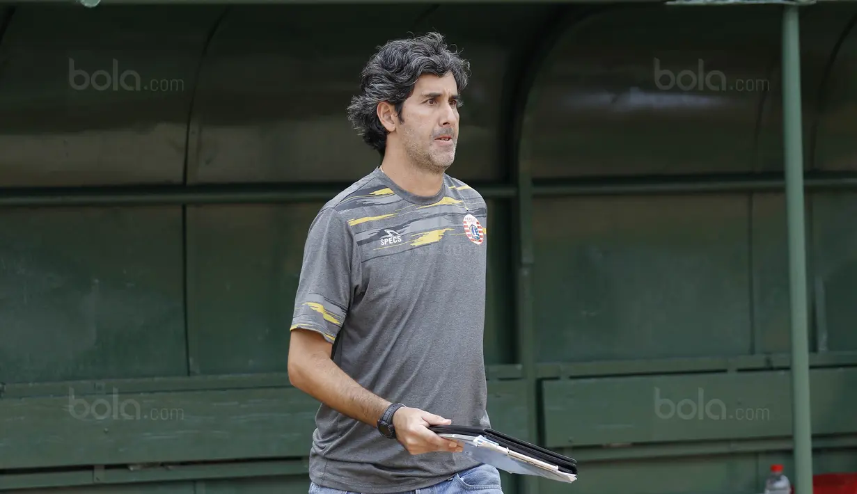 Pelatih Persija, Stefano Cugurra Teco, saat pertandingan melawan Persika Karawang pada laga uji coba di Stadion Soemantri Brodjonegoro, Kuningan, Jakarta, Sabtu (30/12/2017). Persija menang 3-1 atas Persika. (Bola.com/M Iqbal Ichsan)