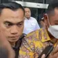 Sekda Kota Bandung Ema Sumarna usai diperiksa KPK terkait kasus dugaan korupsi proyek Bandung Smart City pada Kamis (14/3/2024). Pengacara menyebut, Ema Sumarna diperiksa dalam kapasitasnya sebagai tersangka. (Liputan6.com/Ady Anugrahadi)