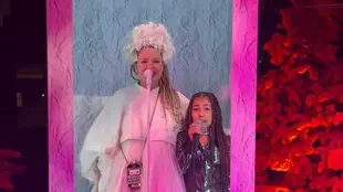 Selain itu, pesta mewah ini juga dimeriahkan dengan penampilan Sia. Dalam unggahan Instagram Story Kim Kardashian, musisi Australia itu terlihat bernyanyi bersama putri Kim, North West di dalam kotak hadiah raksasa. @kimkardashian.