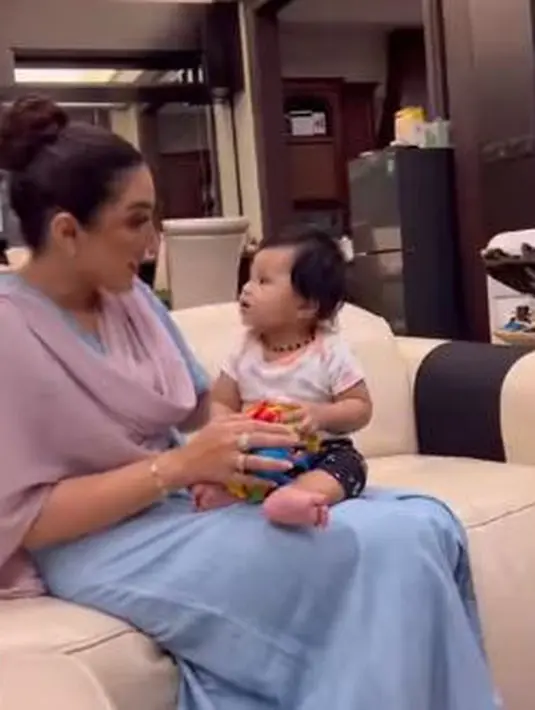 Ashanty momong Baby Ameena (Instagram/ashanty_ash)