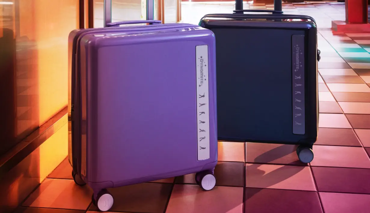 Koper dirilis dalam ukuran 18 inci dan 22 inci, dihadirkan dengan pelat silver di bagian depan dan ukiran logo 'Dynamite,' serta siluet 7 member BTS yang sedang menari. Foto: Document/Samsonite Red.