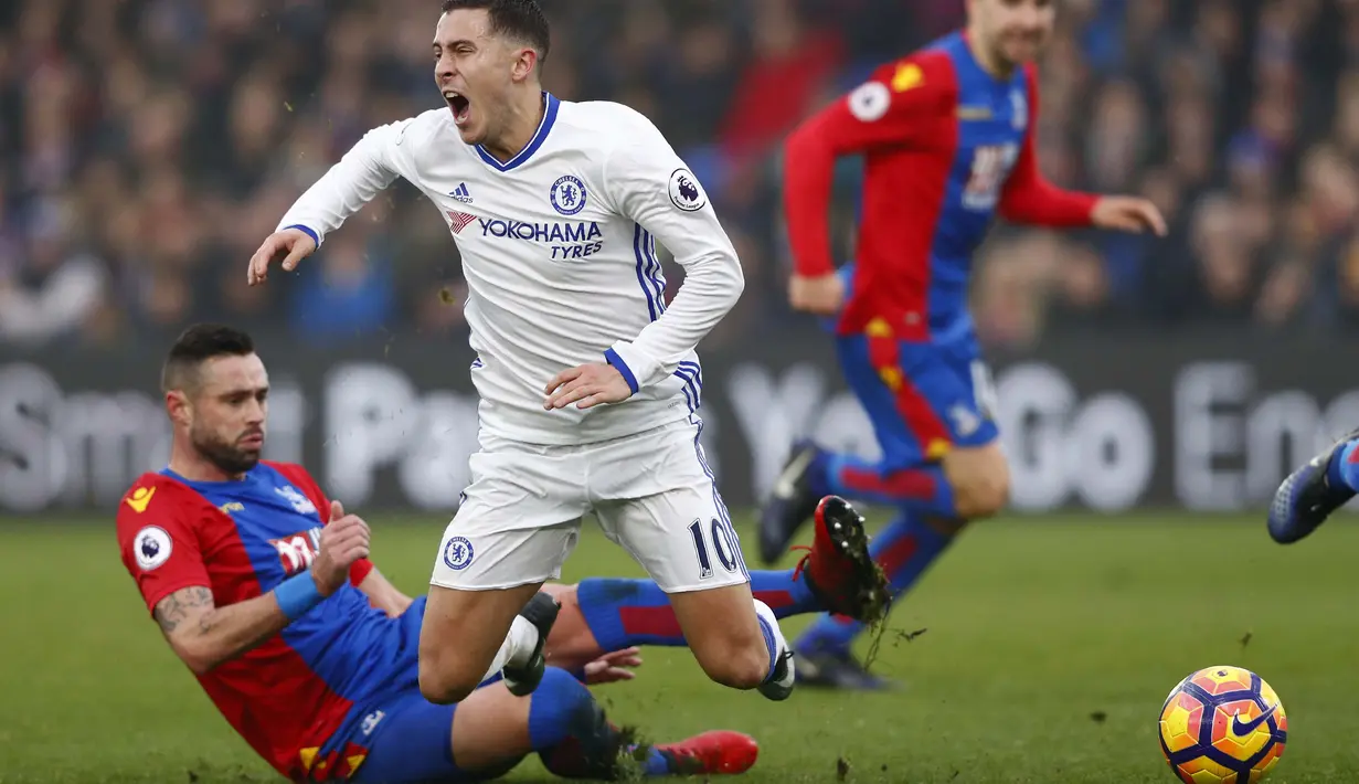 Reaksi Eden Hazard (tengah) saat dilanggar pemain Crystal Palace,  Damien Delaney (kiri) pada lanjutan Premier Leagu di Selhurst Park, (17/12/2016). Chelsea menang 1-0. (AFP/Adrian Dennis)