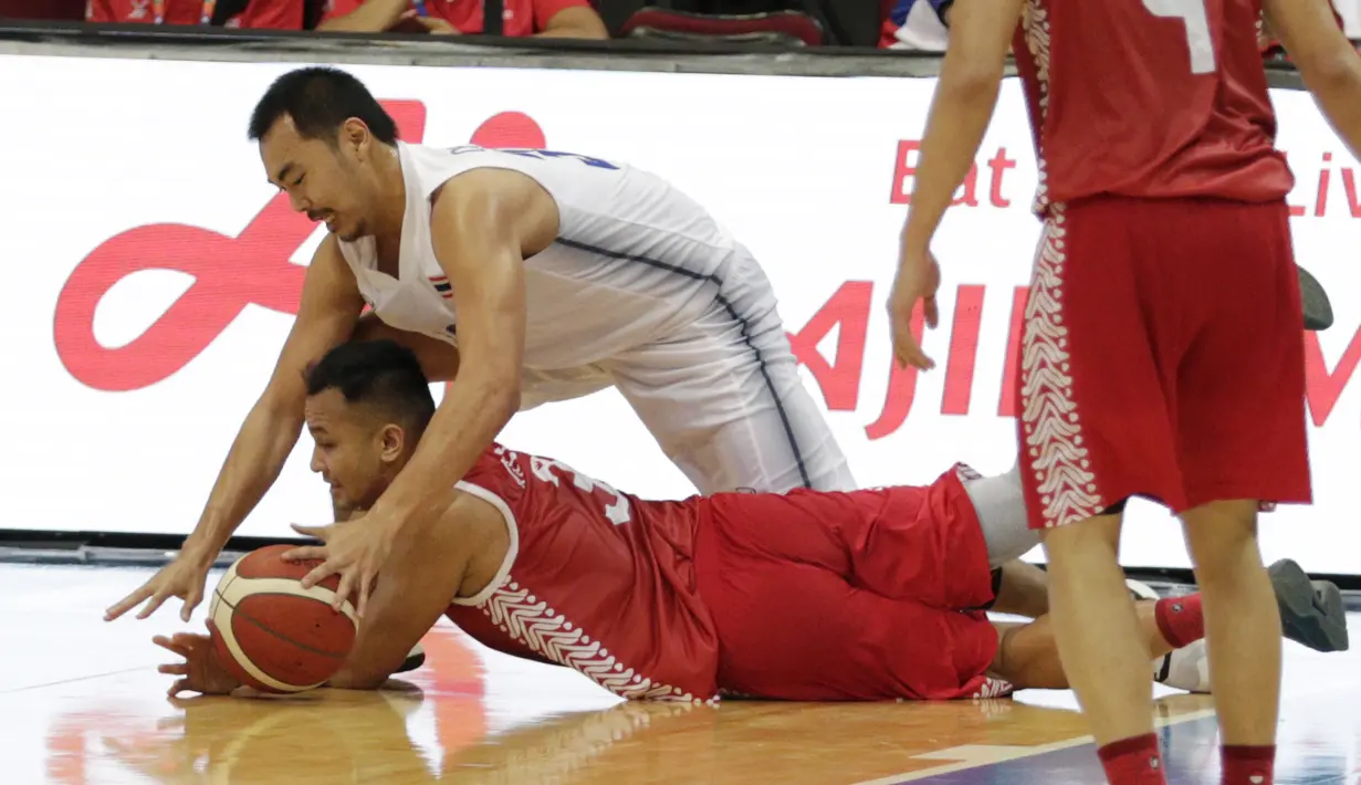 Pebasket Indonesia, Kaleb Ramot, saat melawan Thailand pada SEA Games 2019 di Mall Of Asia Arena, Manila, Filipina, Rabu (4/12). Indonesia kalah 76-98 dari Thailand. (Bola.com/M Iqbal Ichsan)