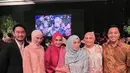 Syahnaz Sadiqah tampil dengan dress pink dipadukan kerudung putih. Ia pun membawa handbag silver dari Dior. [@syahnazs]