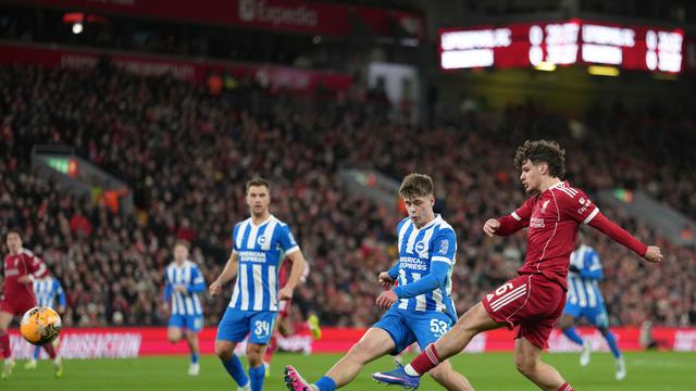 Aksi Milos Kerkez (kanan) di laga Liverpool vs Brighton di ronde 4 FA Cup/Piala FA di Anfield, Minggu (15/02/2026) dini hari WIB.