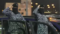 Pasukan perempuan Arab Saudi untuk Haji dan Umrah melakukan parade militer dalam persiapan ibadah haji tahunan di kota suci Mekkah, Senin (10/6/2024). (AP Photo/Rafiq Maqbool)