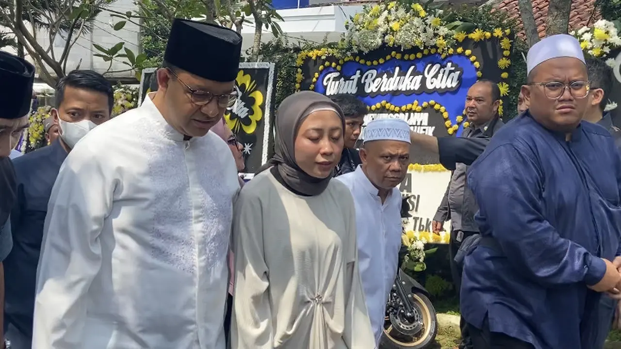 Mantan Gubernur DKI Jakarta Anies Baswedan tiba di rumah duka mantan Wakil Ketua DPRD DKI Jakarta M Taufik.