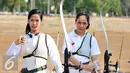 Tara Basro (kiri) bersama BCL bersiap melepaskan panahnya saat syuting film 3 SRIKANDI di kawasan Buperta Cibubur, Jumat (24/7/2015). Tara Basro dan BCL menjadi atlet panahan dalam film tersebut. (Liputan6.com/Panji Diksana)