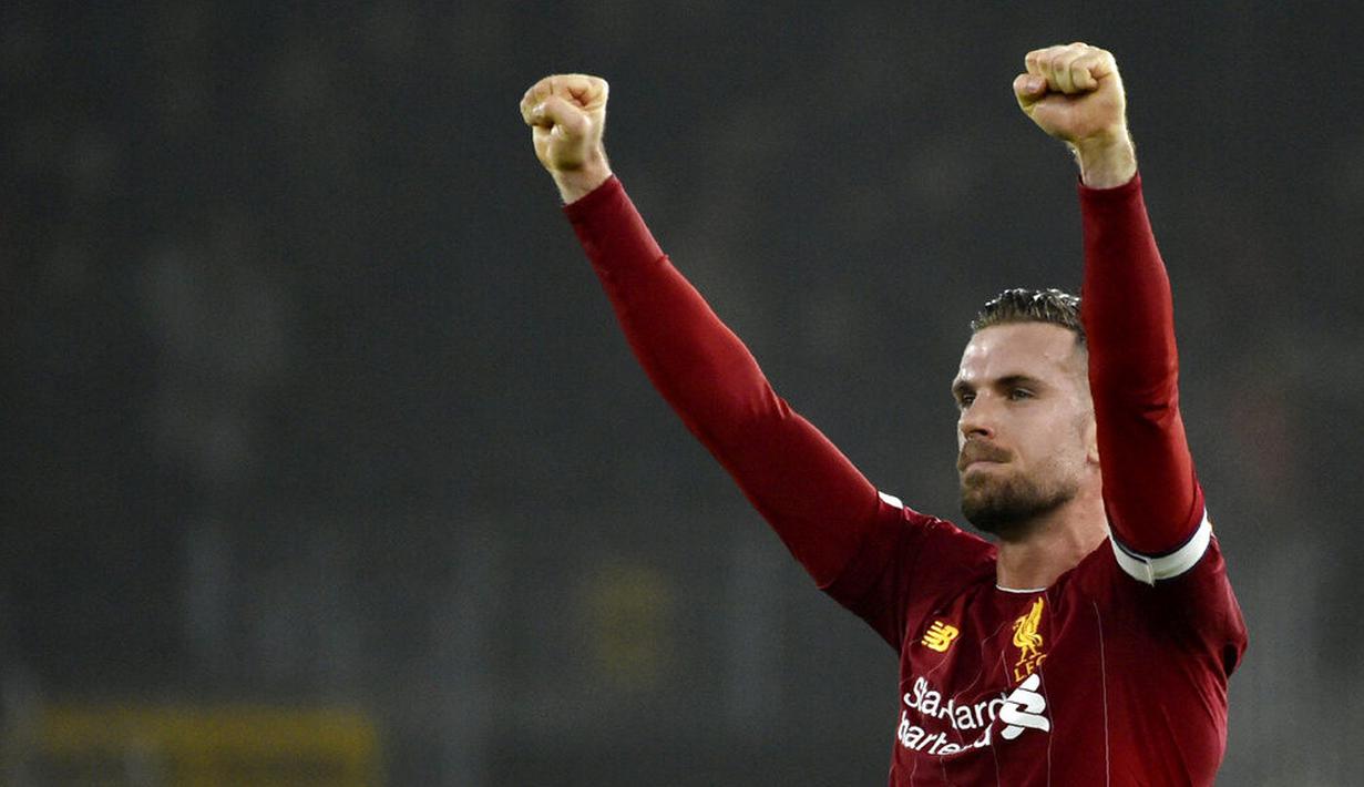 Kapten Liverpool, Jordan Henderson, merayakan kemenangan atas Wolverhampton Wanderers pada laga Premier League di Stadion Molineux, Kamis (23/01/2020). Liverpool menang dengan skor 2-1. (AP/Rui Vieira)