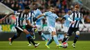 Penyerang Manchester City, Sergio Aguero (kedua kanan) berusaha membawa bola melewati dua pemain Newcastle United pada lanjutan liga Inggris di St James 'Park (20/4). Newcastle bermain imbang lawan City dengan skor 1-1. (Reuters/Andrew Yates)