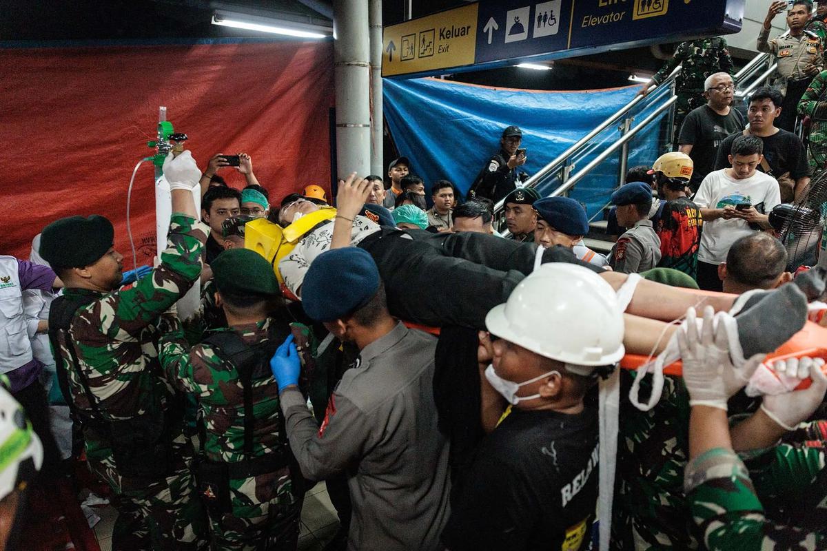FOTO: Evakuasi Dramatis Korban Tabrakan Kereta di Bekasi Timur