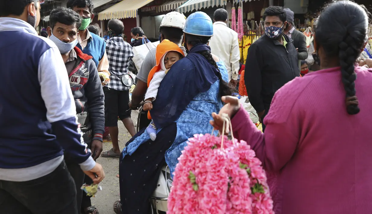 Pembeli yang mengenakan masker sebagai tindakan pencegahan terhadap virus corona memadati pasar grosir di Bengaluru, India, Kamis (24/9/2020). Negara berpenduduk 1,3 miliar itu diperkirakan akan menjadi negara terparah pandemi COVID-19 dalam beberapa minggu, melampaui AS. (AP Photo/Aijaz Rahi)