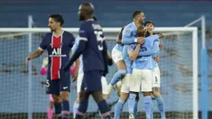 Para pemain Manchester City (kanan) merayakan kemenangan 2-0 atas Paris Saint-Germain usai berakhirnya laga leg kedua semifinal Liga Champions 2020/2021 di Etihad Stadium, Selasa (4/5/2021). (AP/Dave Thompson)