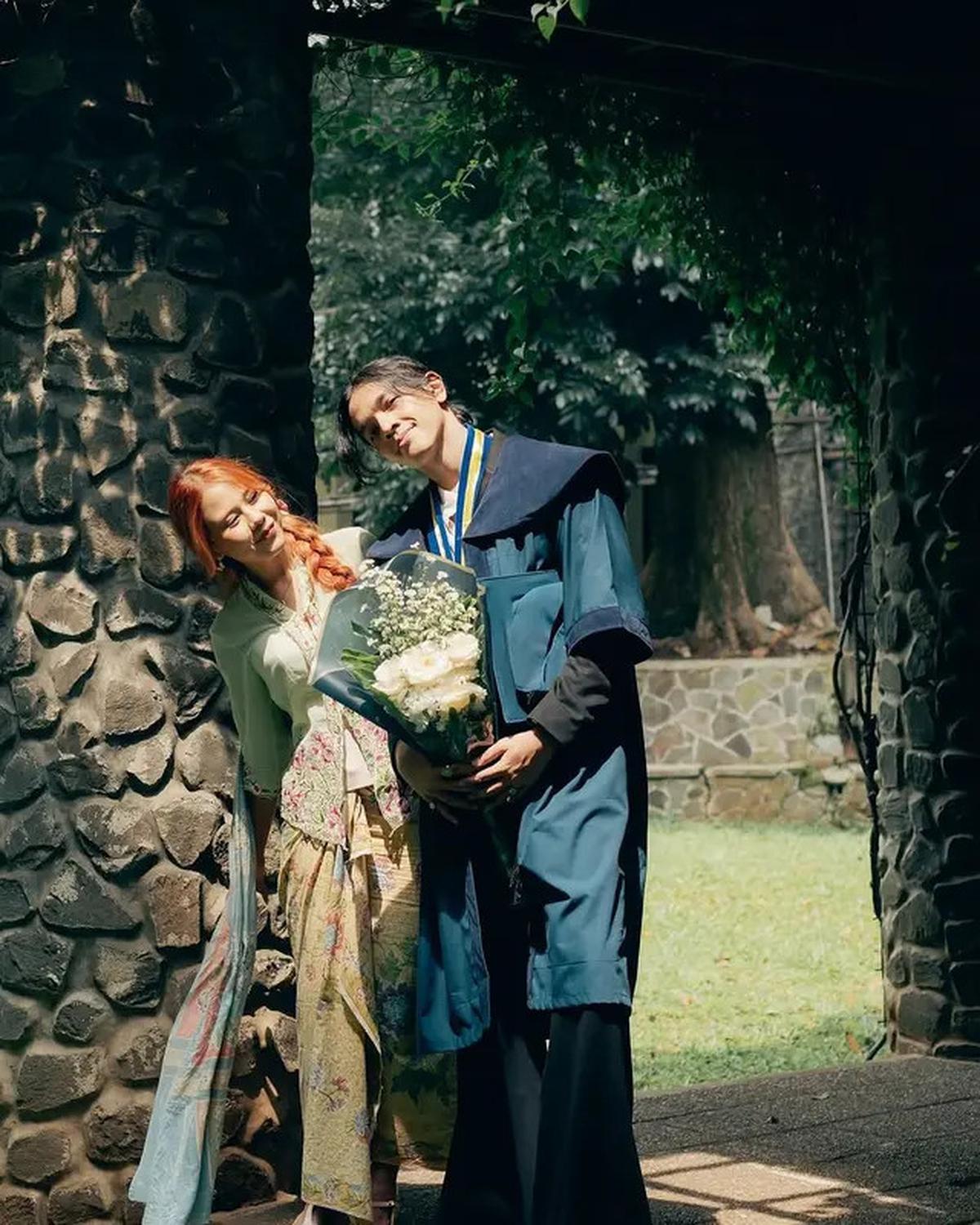 Potret Nadin Amizah Tampil Menawan dengan Kebaya Encim saat Dampingi Wisuda Sang Tunangan