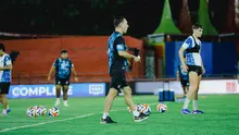 Pelatih PSIM Yogyakarta, Jean-Paul van Gastel, saat memimpin sesi latihan timnya di Stadion Gelora Haji Agus Salim, Padang, Selasa (03/03/2026) malam WIB. PSIM akan bentrok dengan Semen Padang pada pekan ke-24 BRI Super League 2025/2026 di stadion yang sama, Rabu (04/03/2025) malam WIB. (dok. PSIM Yogyakarta)
