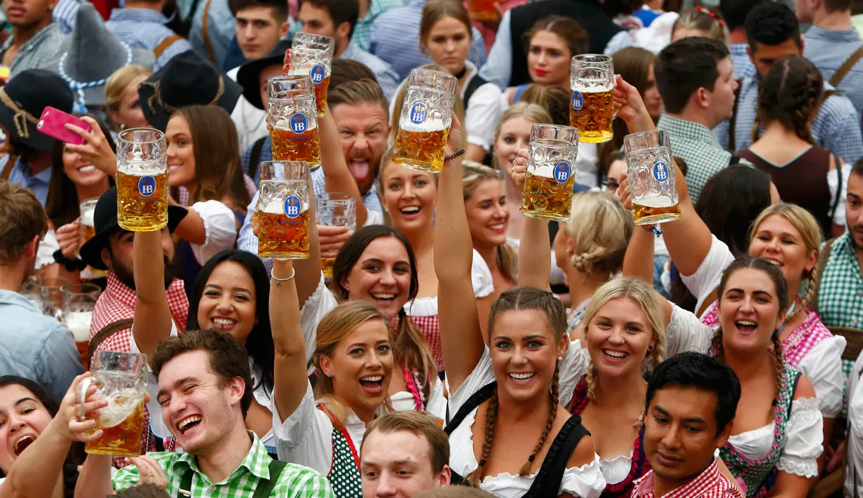 Para wanita cantik menikmati minuman bir dengan para pengunjung di festival minum bir tahunan yang ke-183 di Munich, Jerman, Sabtu (17/9). (REUTERS/Michaela Rehle)