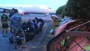 Satgas SAR TNI-AL saat mempersiapkan perlengkapan untuk mengangkat ekor pesawat AirAsia QZ8501 di Lanud Iskandar, Pangkalan Bun, Kalteng, Sabtu (10/1/2015). (Liputan6.com/Andrian M Tunay)