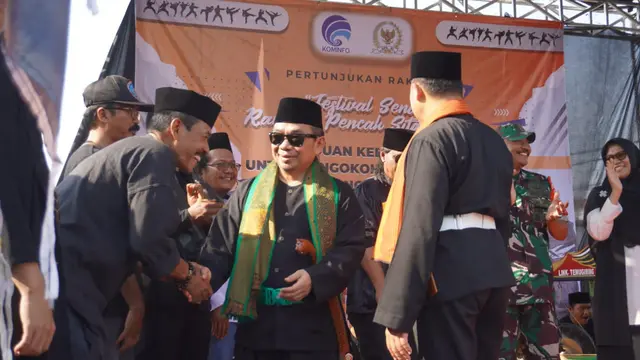 Ketua Fraksi PKS DPR RI Jazuli Juwaini membuka Festival Rampak Pencak Silat di Kota Cilegon, Banten pada Minggu (6/8/2023).