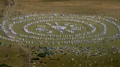 Anggota gerakan keagamaan internasional White Brotherhood menari di puncak Gunung Rila, Bulgaria, Senin (19/8/2019). Ratusan peziarah White Brotherhood yang berpakaian serba putih tersebut menggelar ritual untuk menyambut tahun baru "spiritual". (NIKOLAY DOYCHINOV/AFP)