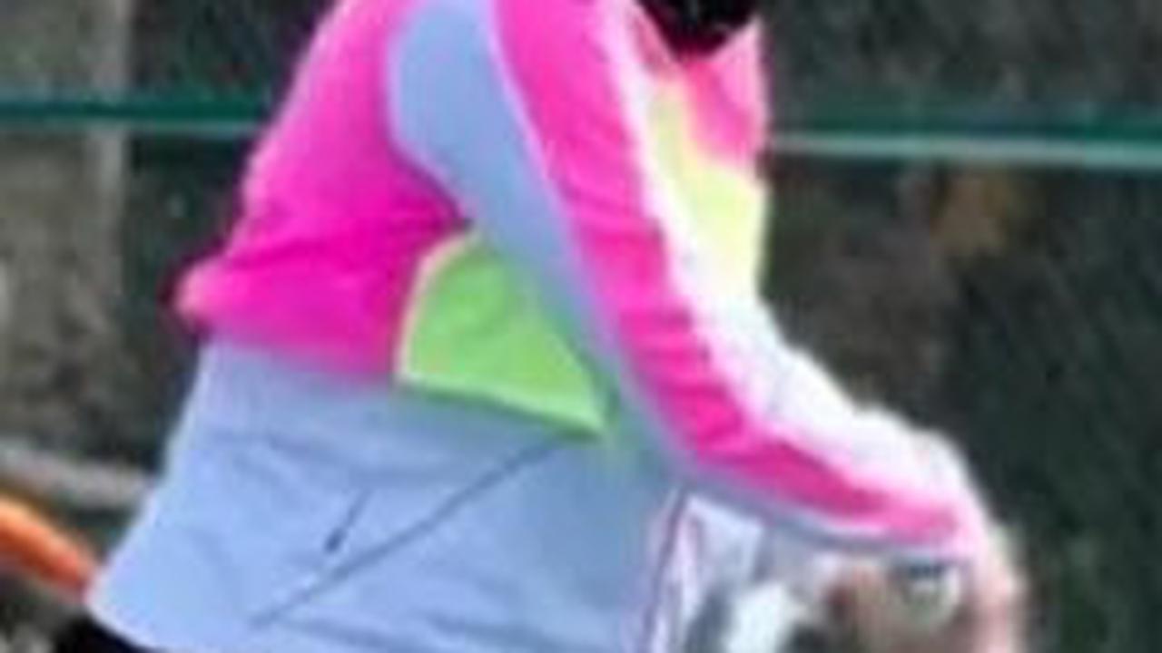 Irish Bella menikmati bermain tenis