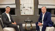 Cristiano Ronaldo (kiri) bersama Piers Morgan dalam sebuah sesi wawancara yang menggemparkan sepak bola Inggris pada November 2022. (Instagram/piersmorgan)