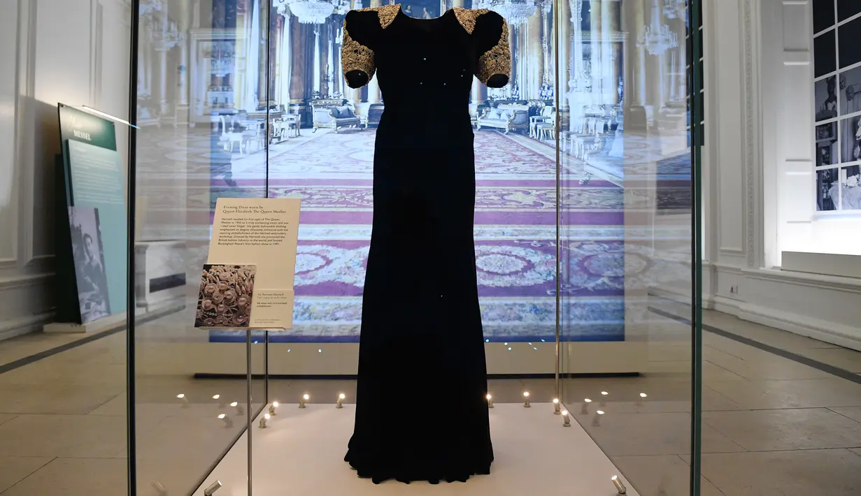 Gaun malam yang dikenakan Ratu Elizabeth, yang dirancang oleh Norman Hartnell terlihat dipajang di Istana Kensington di London, Rabu (2/6/2021). Pameran yang dibuka untuk pengunjung pada Kamis, 3 Juni 2021, ini akan berlangsung hingga 2 Januari 2022. (JUSTIN TALLIS / AFP)