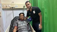 Pemain PSIS Semarang, Farrel Arya, menjenguk Ricki Ariansyah yang mendapatkan perawatan di rumah sakit seusai insiden benturan yang terjadi di Stadion Jatidiri, Semarang, Selasa (7/3/2023). (Dok. PSIS)
