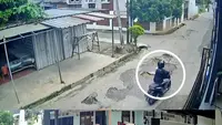 Tangkapan layar rekaman kamera CCTV maling motor mengenakan PDH kampus beraksi di 3 lokasi di Bandar Lampung. (Liputan6.com/Istimewa).