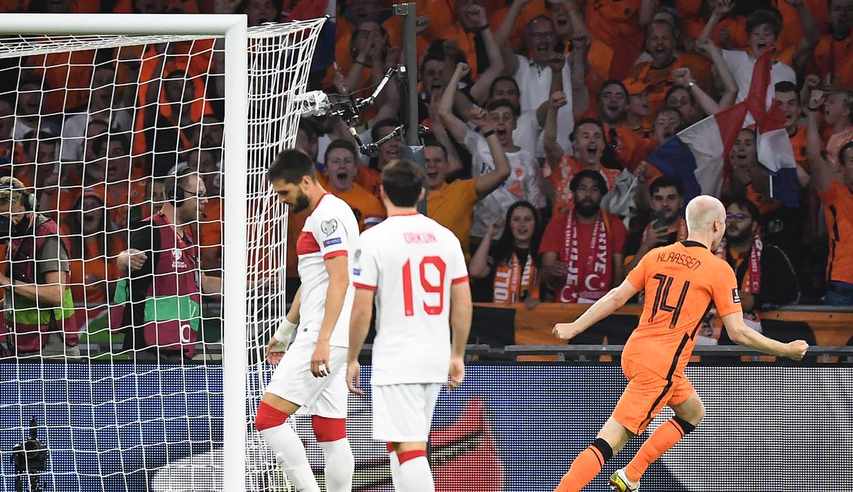 Gelandang Belanda, Davy Klaassen (kanan) berselebrasi usai mencetak gol ke gawang Turki pada kualifikasi Grup G Piala Dunia Qatar 2022 di stadion Johan Cruijff Arena di Amsterdam (8/9/2021). Kemenangan ini membawa Belanda ke puncak klasemen Grup G dengan 13 angka.  (AFP/John Thys)
