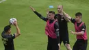 Para pemain Republik Ceko mengambil bagian dalam sesi latihan di base camp mereka di Praha, Republik Ceko, Kamis (1/7/2021). Republik Ceko akan melawan Denmark pada perempat final Euro 2020. (Michal Cizek/AFP)