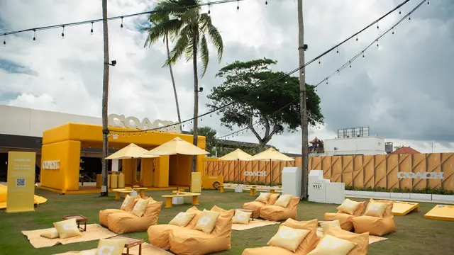 Coach Bawa Bouncy Tabby Inflatable Raksasa di FINNS Beach Club Bali