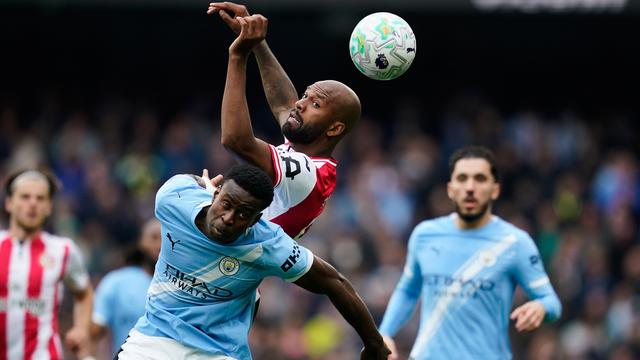 Pemain Brentford Igor Thiago (atas) dan pemain Manchester City Marc Guehi berduel memperebutkan bola