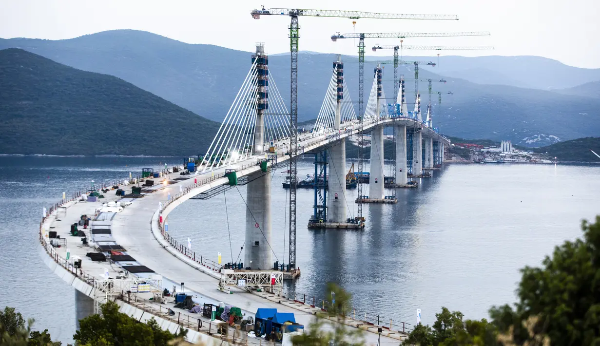 Pemandangan pembangunan Jembatan Peljesac di Komarna, Kroasia, Rabu (29/7/2021).  Jembatan Peljesac yang didanai Uni Eropa di Kroasia selatan yang dibangun oleh perusahaan milik negara China dibuka Rabu malam. (AP Photo)