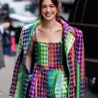 Anne Hathaway dalam busana rancangan Christopher John Rogers. Foto: Instagram.