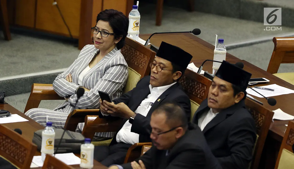 Anggota DPR Nurul Arifin (kiri) saat mengikuti Rapat Paripurna ke-2 di Kompleks Parlemen, Jakarta, Selasa (1/10/2019). Ini merupakan kali ketiga Nurul Arifin terpilih sebagai anggota DPR. (Liputan6.com/JohanTallo)
