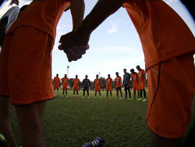 Pemain Persipura berdoa seusai berlatih di Lapangan C Gelora Bung Karno, Senayan, Jakarta. Selasa (5/5). Persipura akan bertolak ke India guna menghadapi Bengaluru FC dalam Piala AFC 2015. (bola.com/Arief Bagus)