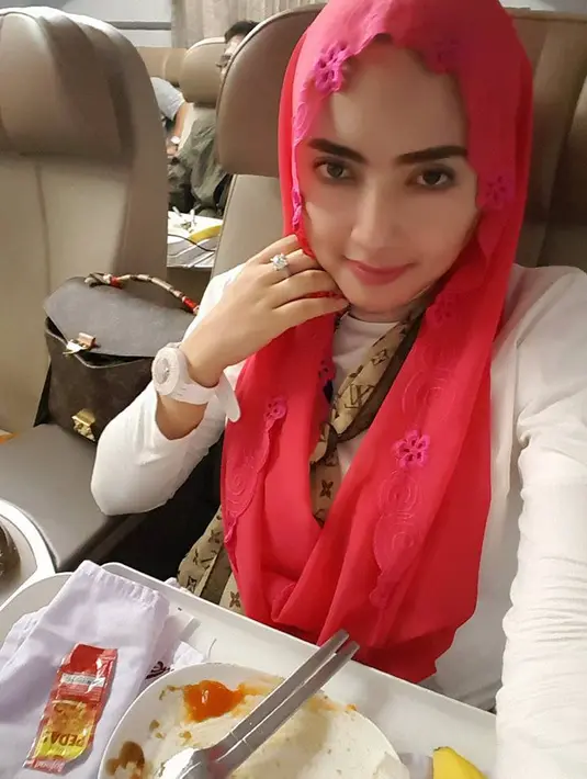 Dari sejumlah foto yang diunggah di akun media sosialnya, Yulia Mochamad memang selalu terlihat tampil mewah dan pastinya membuatnya semakin cantik.  (Doc.Facebook)