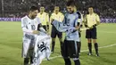 Lionel Messi dan Luis Suarez bertukar jersey sebelum laga kualifikasi Piala Dunia 2018 antara Argentina melawan Uruguay di Montevideo, Uruguay, (31/8/2017). Argentina bermain imbang 0-0. (AP/Matilde Campodonico)