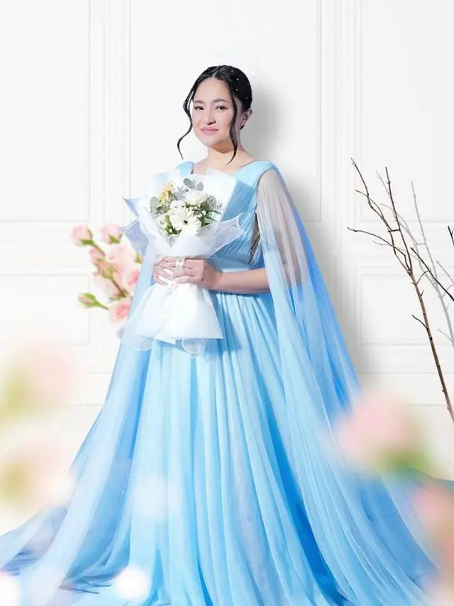 Marshanda posting foto mengenakan gaun berwarna biru muda bak prewedding. (Source: Instagram @marshanda99)