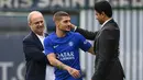 Manajer Paris Saint-Germain (PSG) Luis Campos dan presiden Nasser al-Khelaifi menyapa gelandang Marco Verratti saat tiba untuk sesi latihan di Saint-Germain-en-Laye di luar Paris, Senin (5/9/2022).  PSG akan menjamu Juventus pada matchday 1 Grup H Liga Champions 2022/2023 di Parc des Princes, Rabu 7 September 2022 dini hari. (Photo by FRANCK FIFE / AFP)