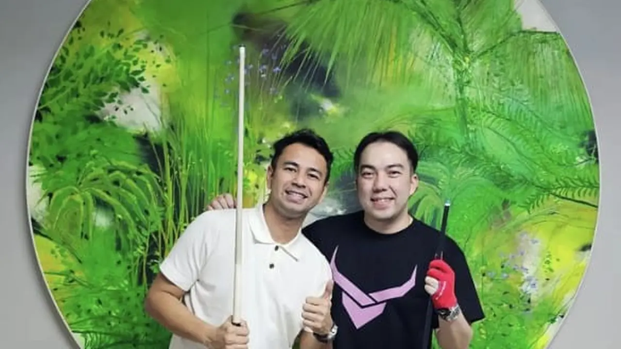 Raffi Ahmad dan Hendra Kurniawan dalam bidang olahraga biliar.