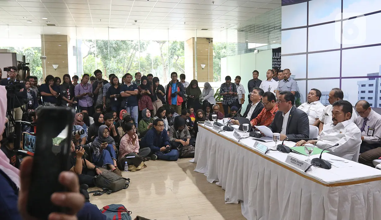 Suasana konferensi pers pimpinan Badan Pemeriksa Keuangan (BPK) bersama Kejaksaan Agung tentang hasil pemeriksaan PT Asuransi Jiwasraya (Persero) di Jakarta, Rabu (8/1/2020). BPK menyatakan laba keuangan Jiwasraya sejak 2006 semu karena hasil rekayasa laporan keuangan. (Liputan6.com/Herman Zakharia)
