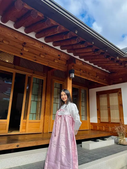 Baru-baru ini, Raline Shah menghabiskan waktunya dengan travelling ke Korea Selatan. Ia pun mengunggah beberapa potret dirinya dengan busana yang stylish. [@ralineshah]