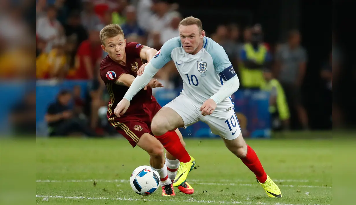 Wayne Rooney (kanan) berusaha melewati hadangan Oleg Shatov saat laga perdana Grup B Euro 2016 di Stade Velodrome, Marseille, Prancis (11/6). Inggris dan Rusia berbagi angka setelah bermain imbang 1-1. (Reuters/ Yves Herman)