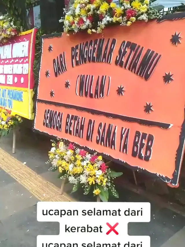Karangan Bunga dari Korban Medina Zein